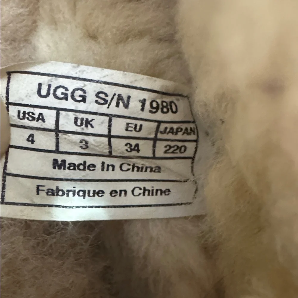 Ugg slippers SIZE 4